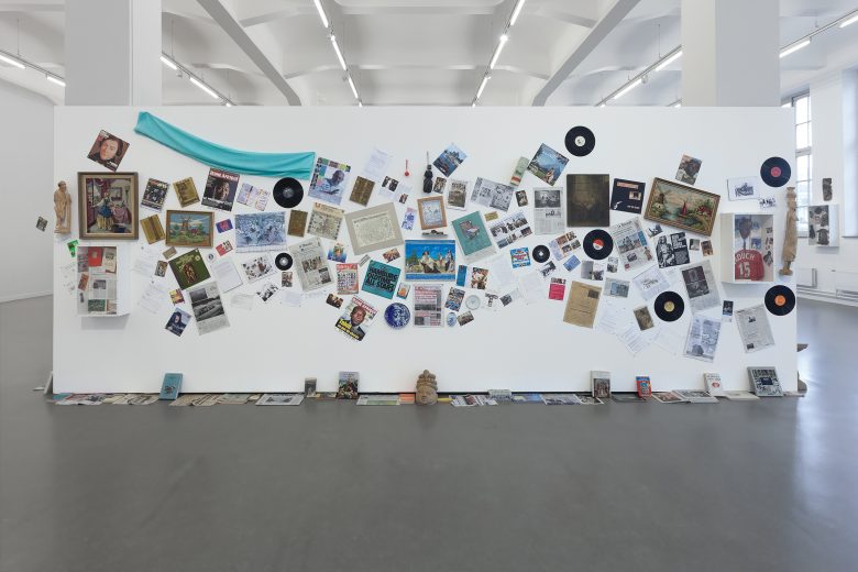 Georges Adéagbo, Installationsansicht, 'À la rencontre de l'art', Kunsthaus Hamburg 2017, Foto: Hayo Heye