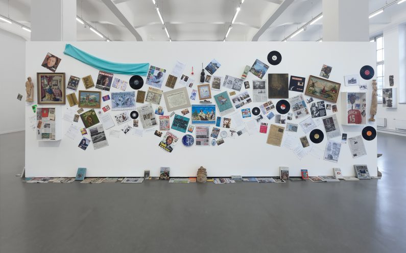 Georges Adéagbo, Installationsansicht, 'À la rencontre de l'art', Kunsthaus Hamburg 2017, Foto: Hayo Heye