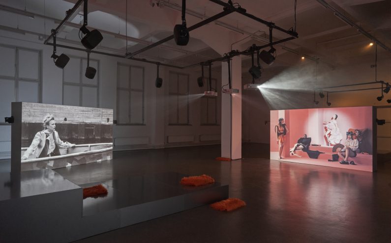 Installationsansicht: Lila-Zoé Krauß – [After her Destruction], Kunsthaus Hamburg 2024, Foto: Antje Sauer