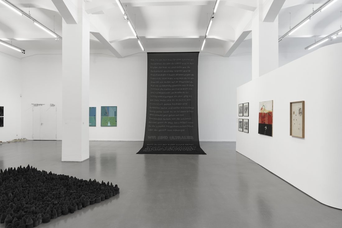 Installationsansicht: Vor meiner Tür – Jahresausstellung des Berufsverbands bildender Künstler*innen Hamburg 2025, Foto: Antje Sauer; für die Arbeiten von Frieder Falk, Elke Suhr, Katja Windau: © VG Bild-Kunst, Bonn 2025