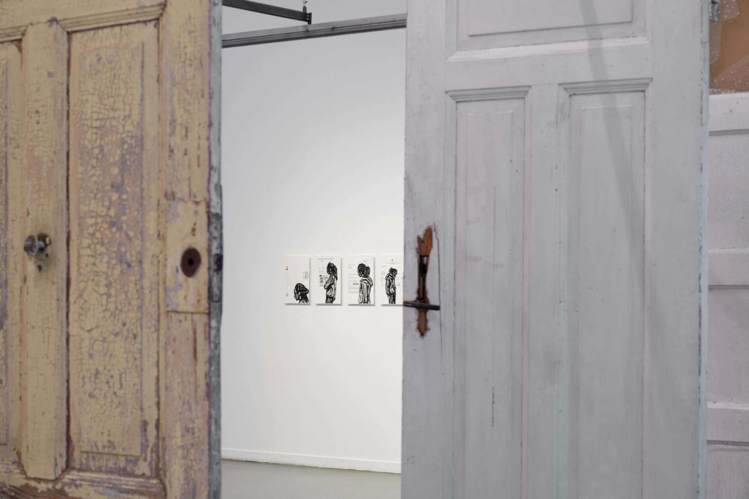Installationsansicht: Nicholas Odhiambo Mboya: Utopia – Dystopia, Kunsthaus Hamburg 2025; Foto: Antje Sauer