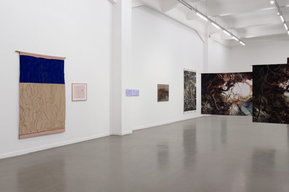 Installationsansichten Systemfehler Mensch? – Jahresausstellung des Berufsverbands bildender Künstler*innen Hamburg, Kunsthaus Hamburg 2026, Foto: Antje Sauer