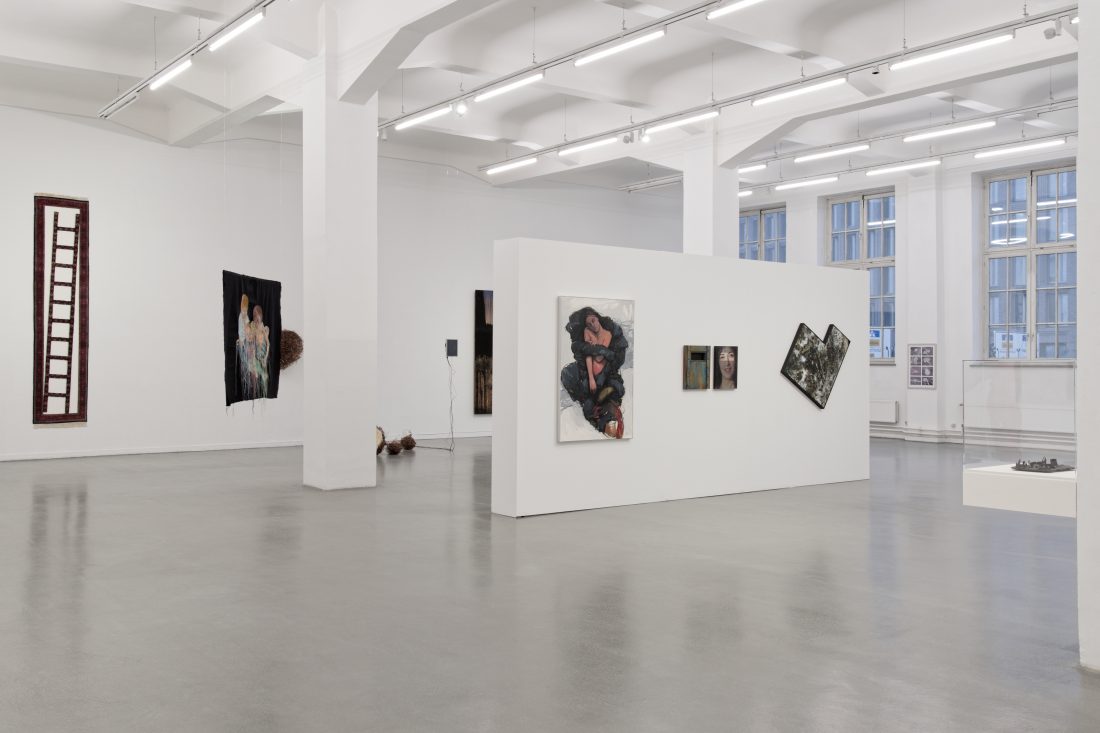 Installationsansichten Systemfehler Mensch? – Jahresausstellung des Berufsverbands bildender Künstler*innen Hamburg, Kunsthaus Hamburg 2026, Foto: Antje Sauer