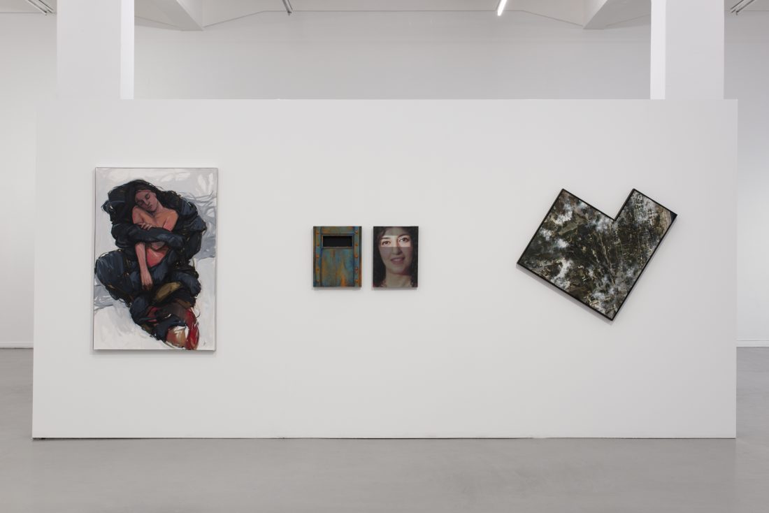 Installationsansichten Systemfehler Mensch? – Jahresausstellung des Berufsverbands bildender Künstler*innen Hamburg, Kunsthaus Hamburg 2026, Foto: Antje Sauer; links: Satenik Ghulijanyan, Geborgene Träume, 2024; Mitte: Shahram Shahmiri, Der unauslöschliche Blick, 2024; rechts: Jens Rausch, Aufklärung, 2022